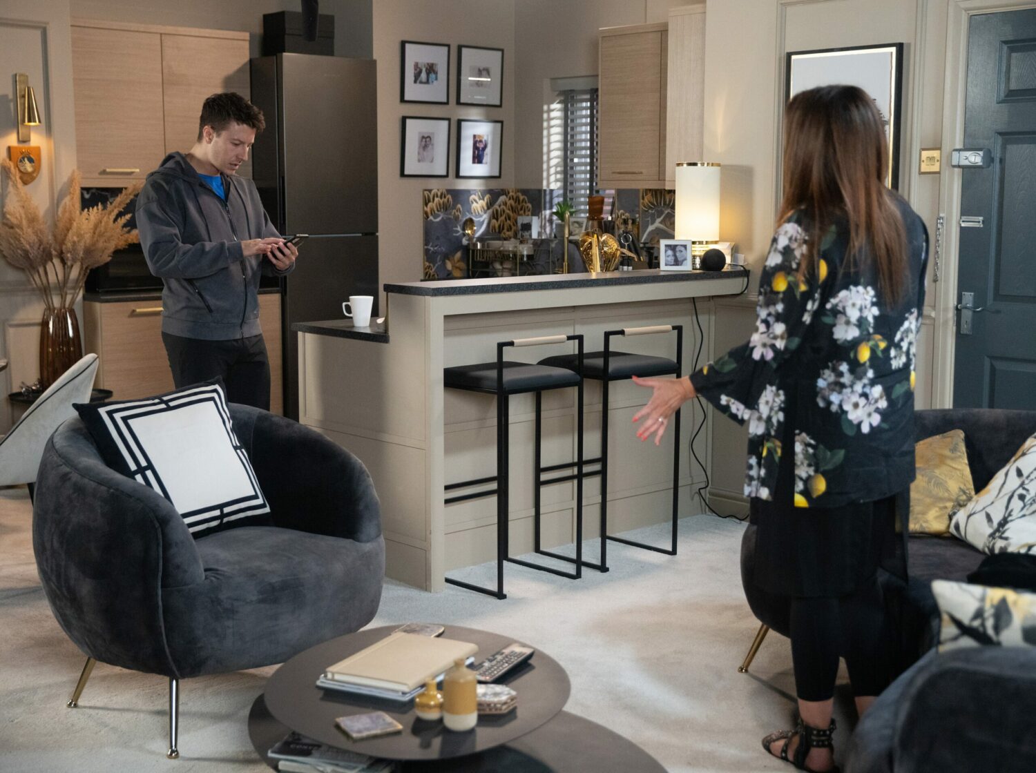 Carla and Ryan talking on Coronation Street