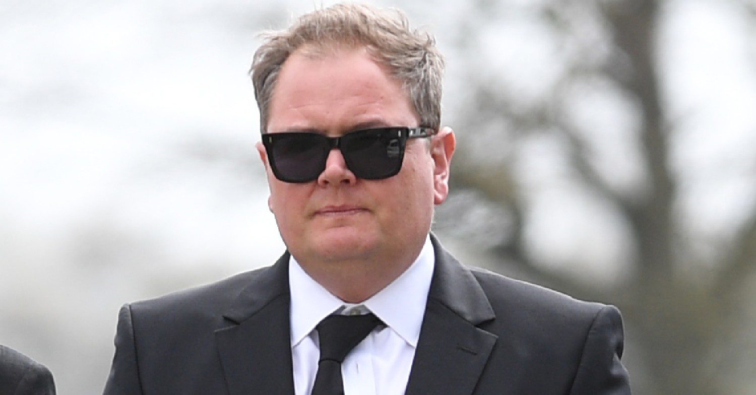 Alan Carr wearing sunglasses