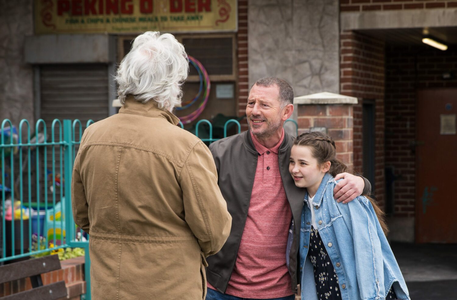 Stu talks to Dom and Eliza on Corrie