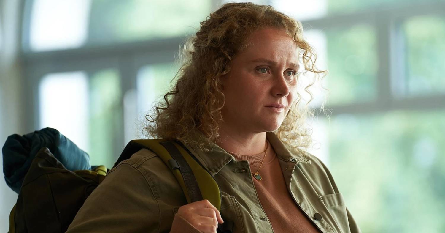 Danielle Macdonald as Helen Chambers in The Tourist series 2 carries a rucksack