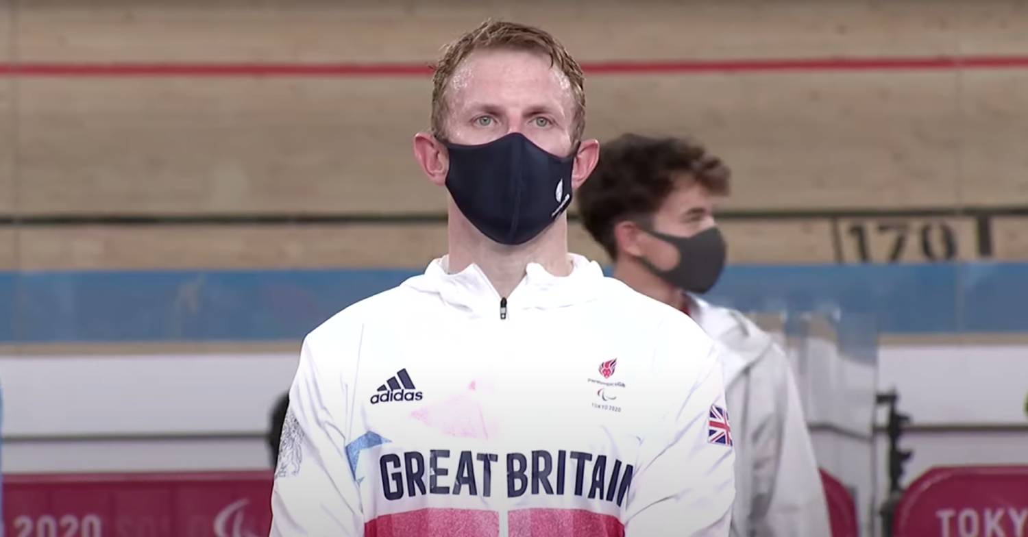 Jody Cundy wears a mask