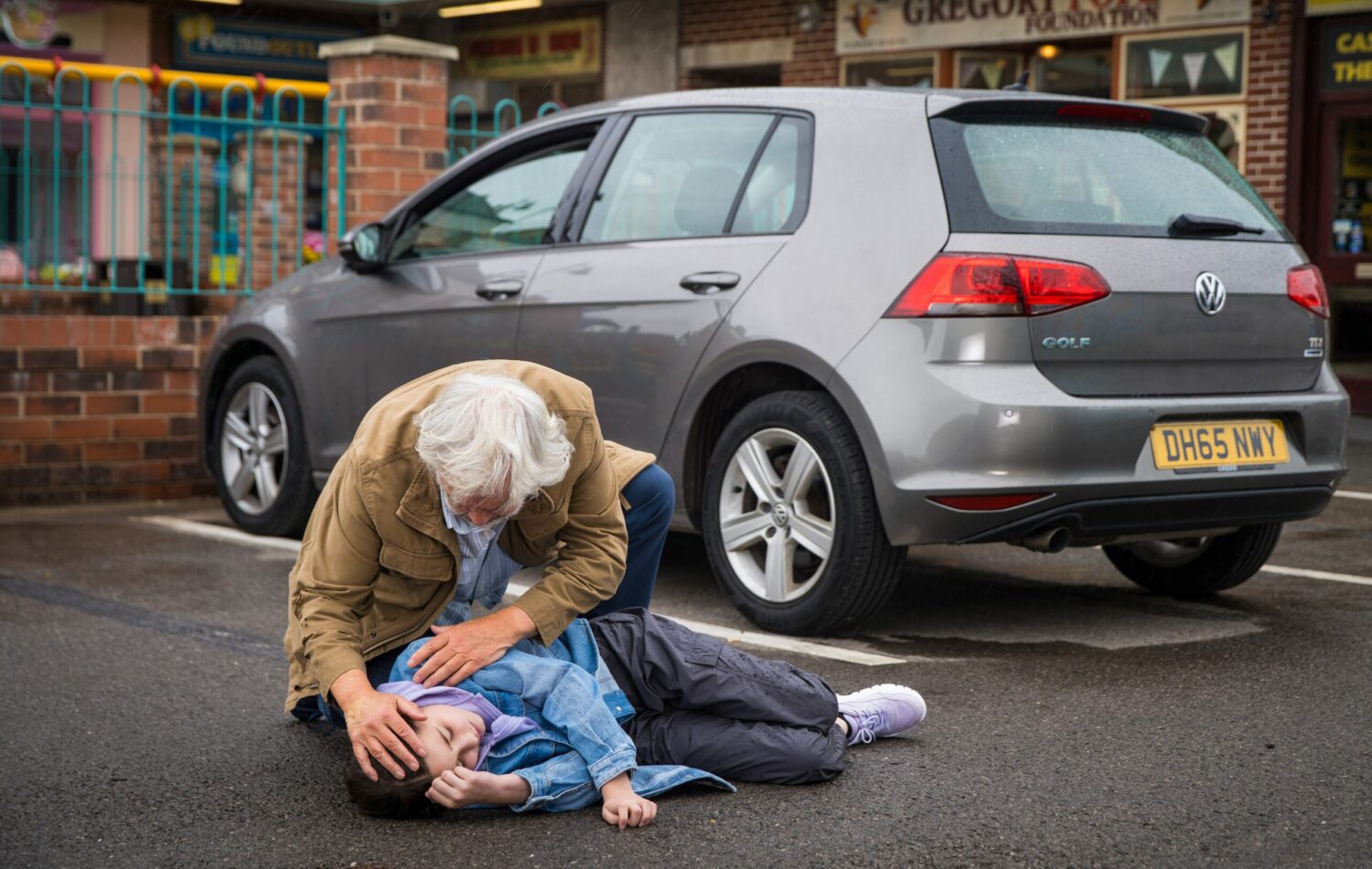 Coronation Street's Stu is tending to an injured Eliza in the car park