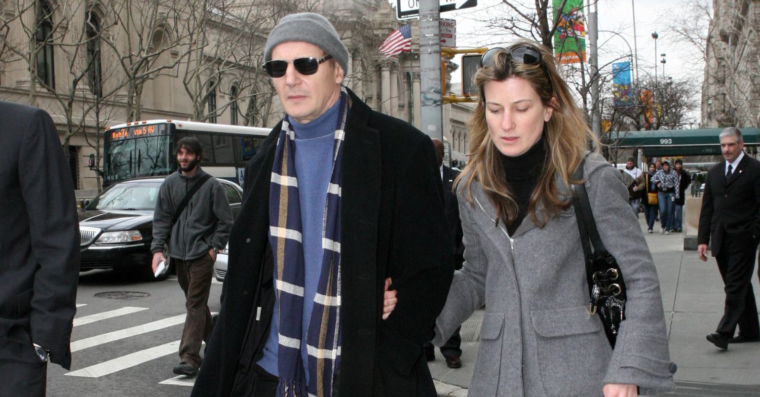 Liam Neeson and Natasha Richardson walking in the street