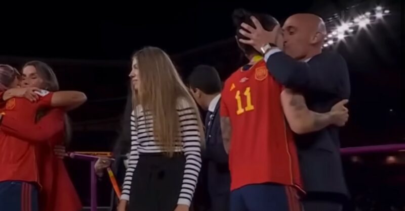 Luis Rubiales kissing Jenni Hermoso