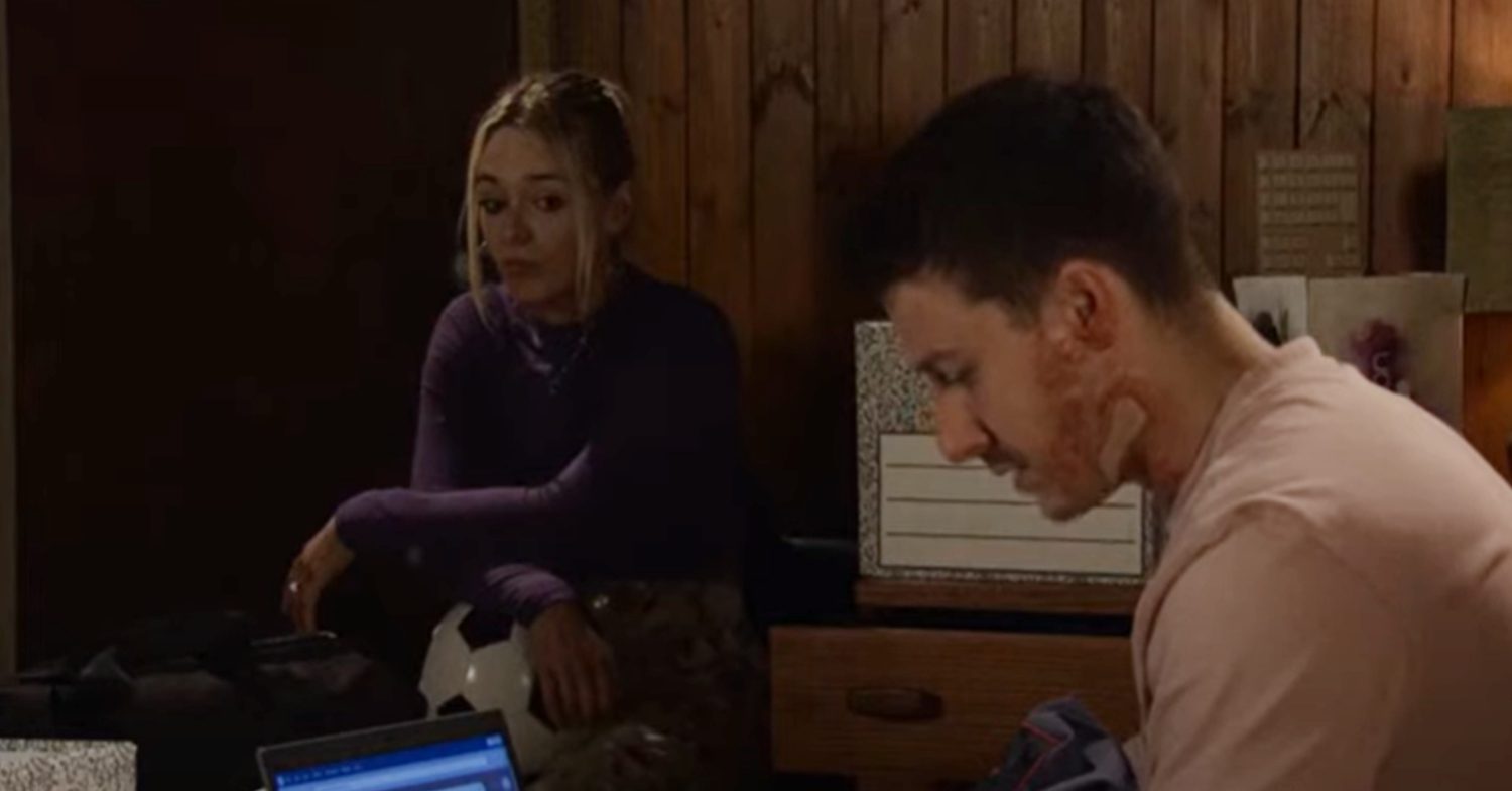 Coronation Street's Lauren and Ryan are sitting in the flat