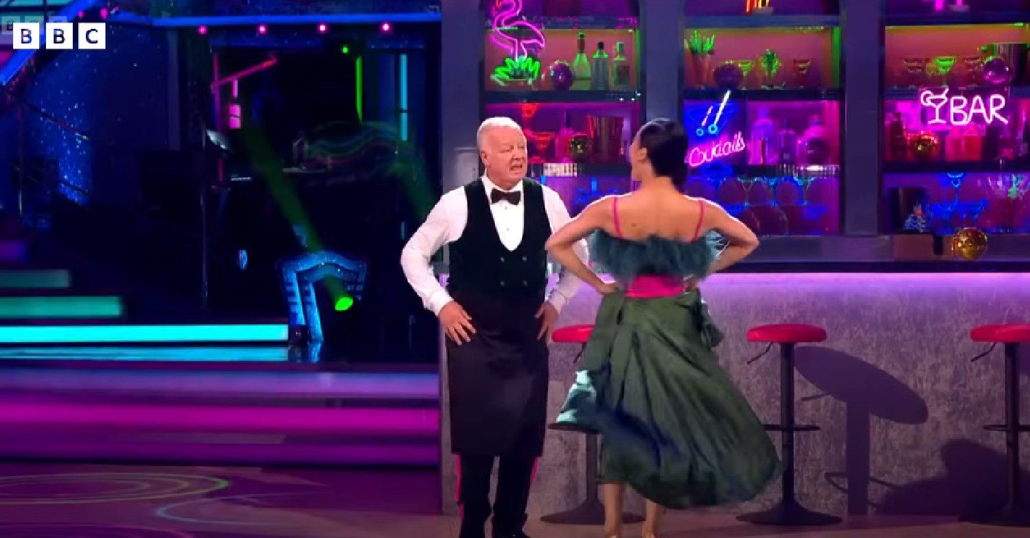 Les Dennis and Nancy Xu dancing on Strictly