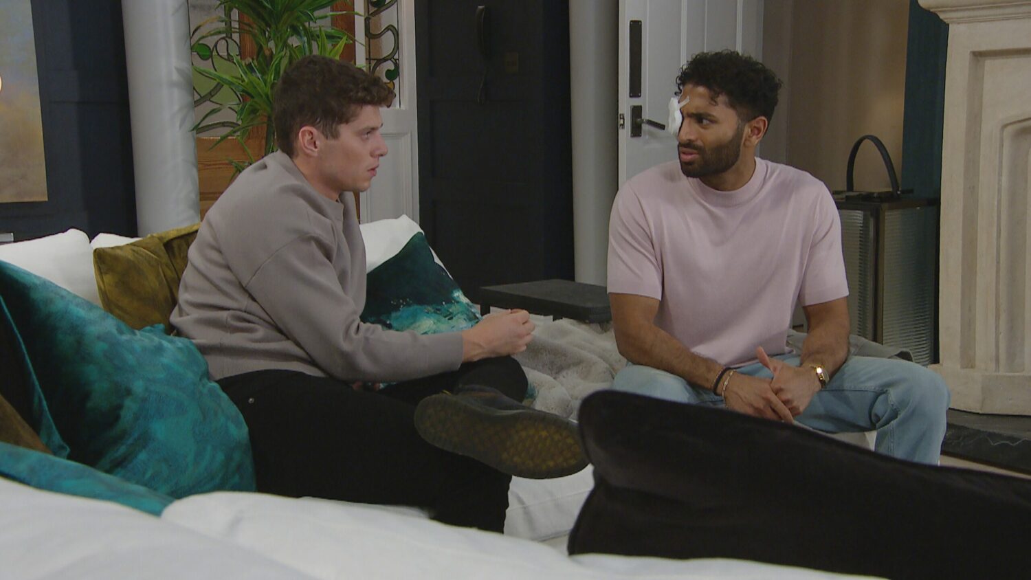 Emmerdale's Suni is talking to Nicky whilst wearing an eye patch