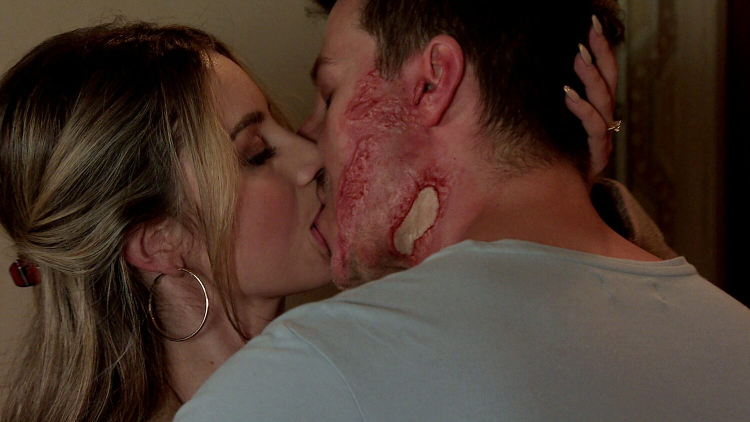 Daisy and Ryan can't resist each other any longer and kiss passionately in Coronation Street this week