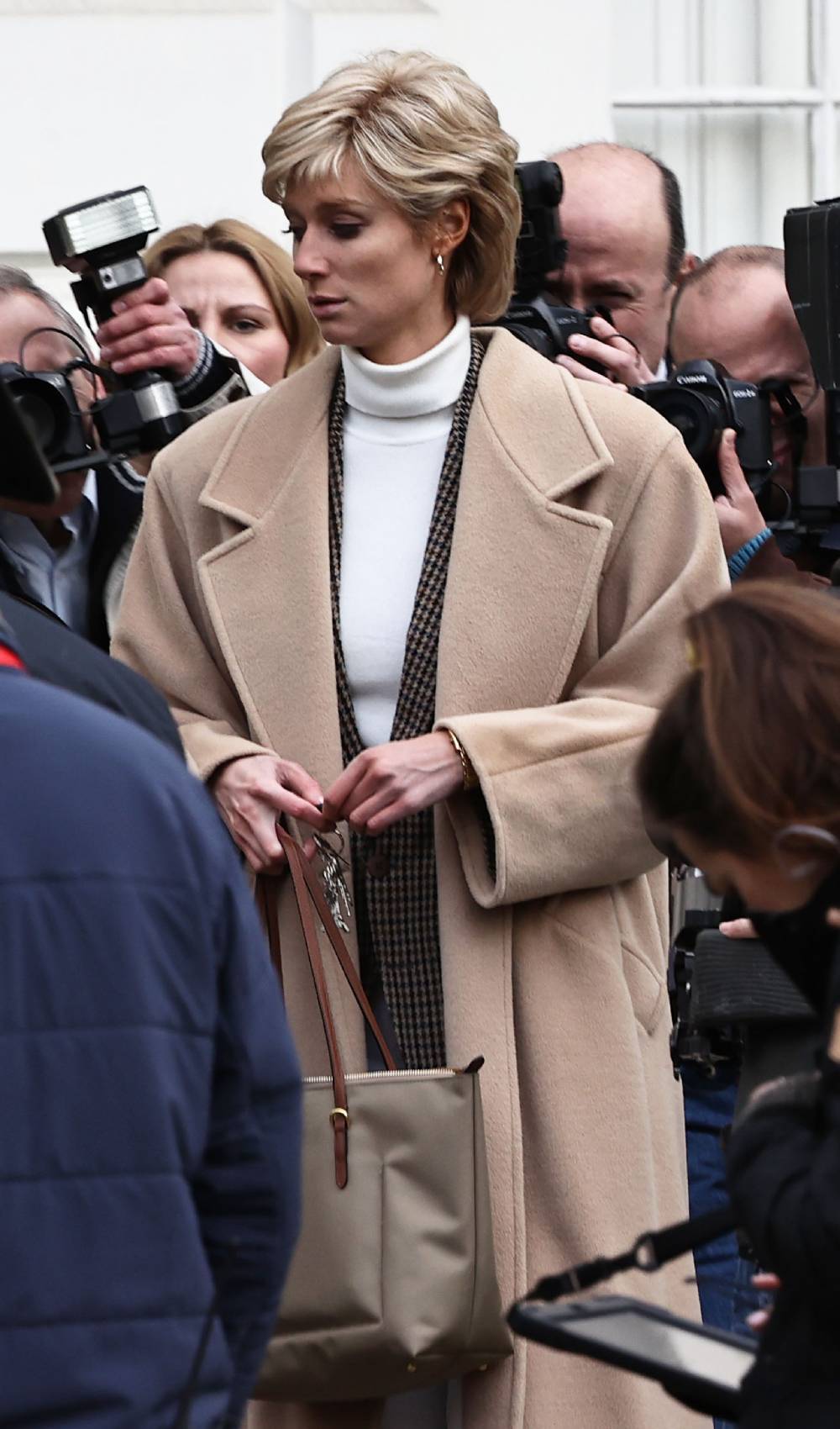 Elizabeth Debicki films scenes for The Crown as Princess Diana