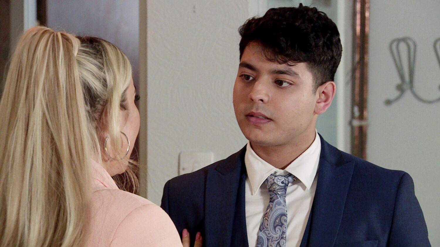 Coronation Street's Aadi is talking to Courtney in the flat
