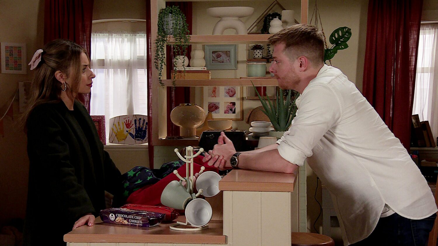 Ryan and Daisy talking at home on Corrie