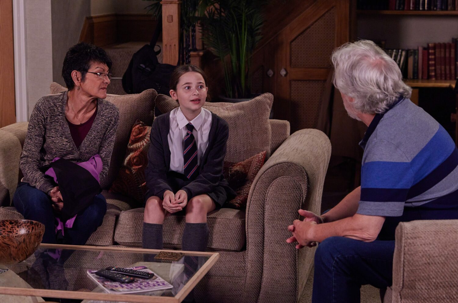 Stu talks to Yasmeen and Eliza on Corrie (Credit: ITV)