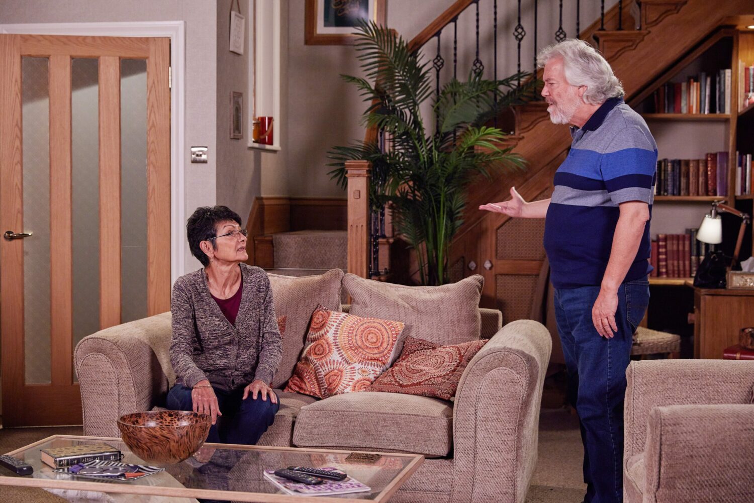 Stu talks to Yasmeen on Corrie (Credit: ITV)