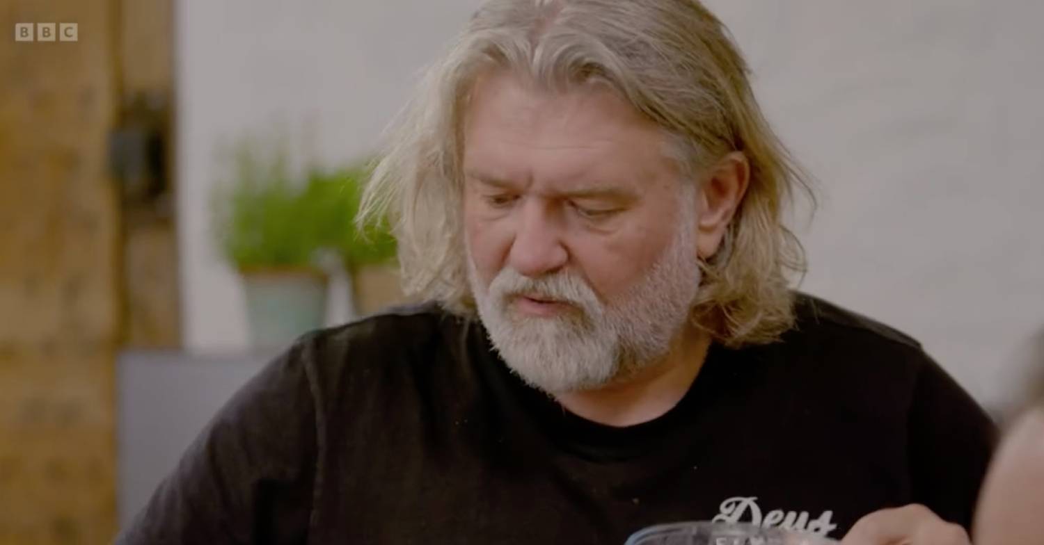 Si King looks downwards