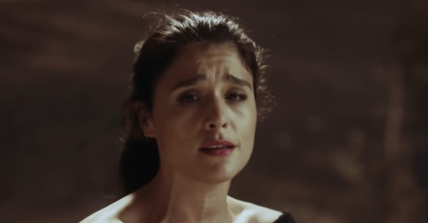 Jessie Ware singing in Say You Love Me music video 
