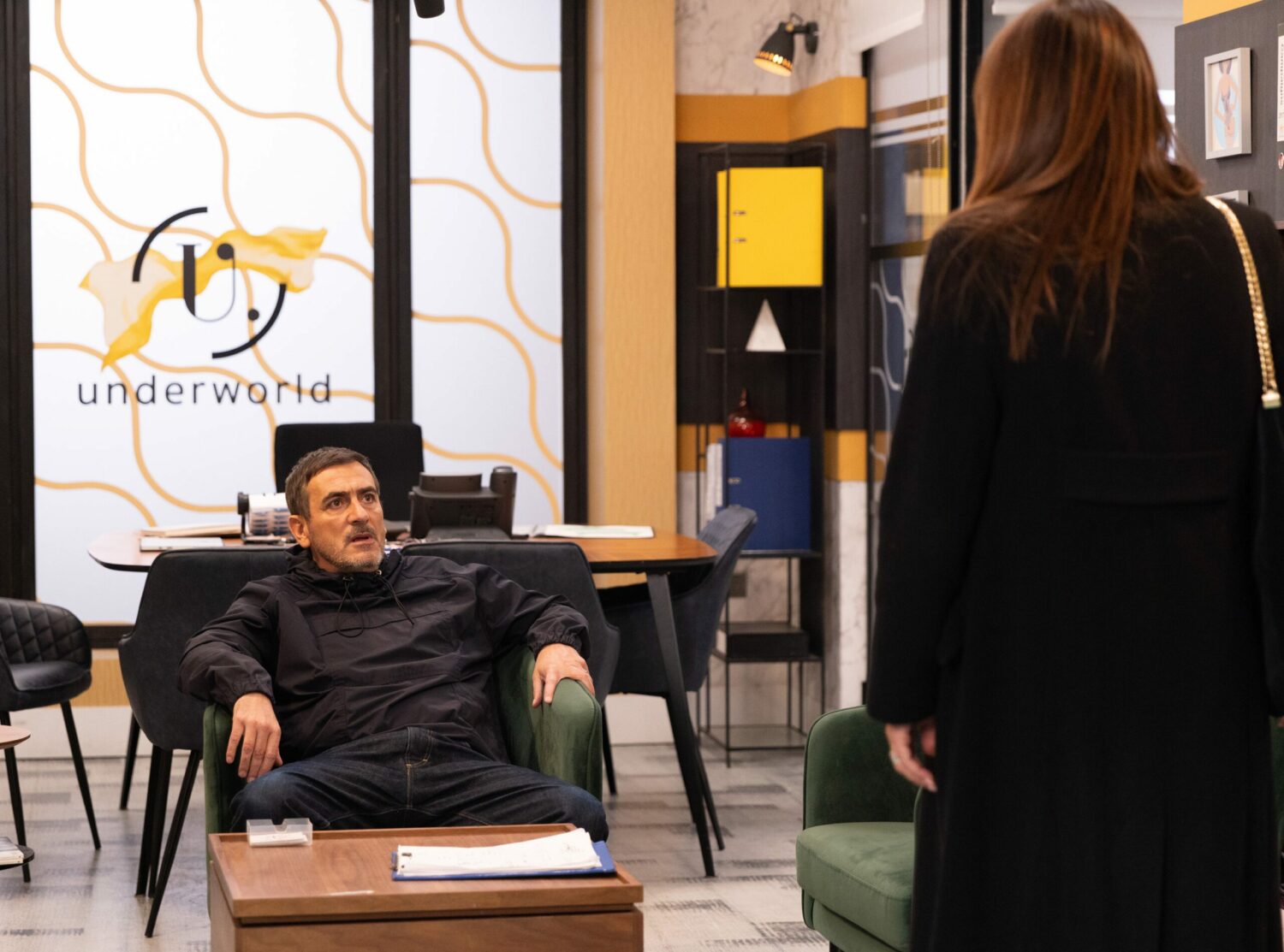 Peter Barlow sits in a chair and lays into Carla in Corrie