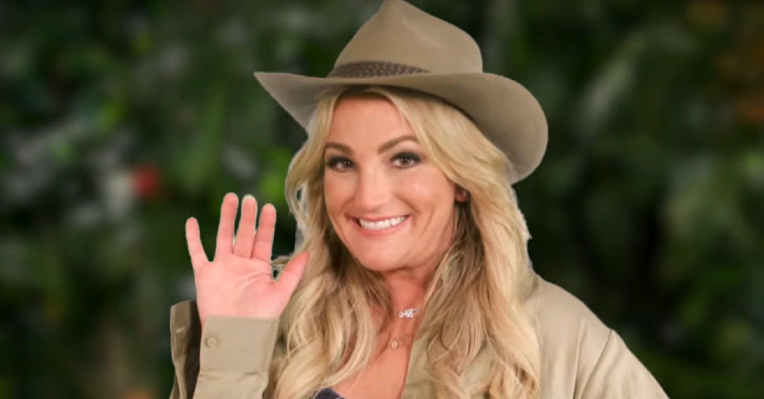 Jamie Lynn waving and smiling