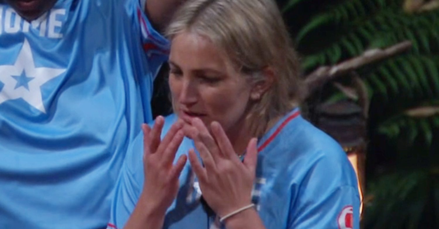 Jamie Lynn Spears touches her lips wearing a blue sports shirt