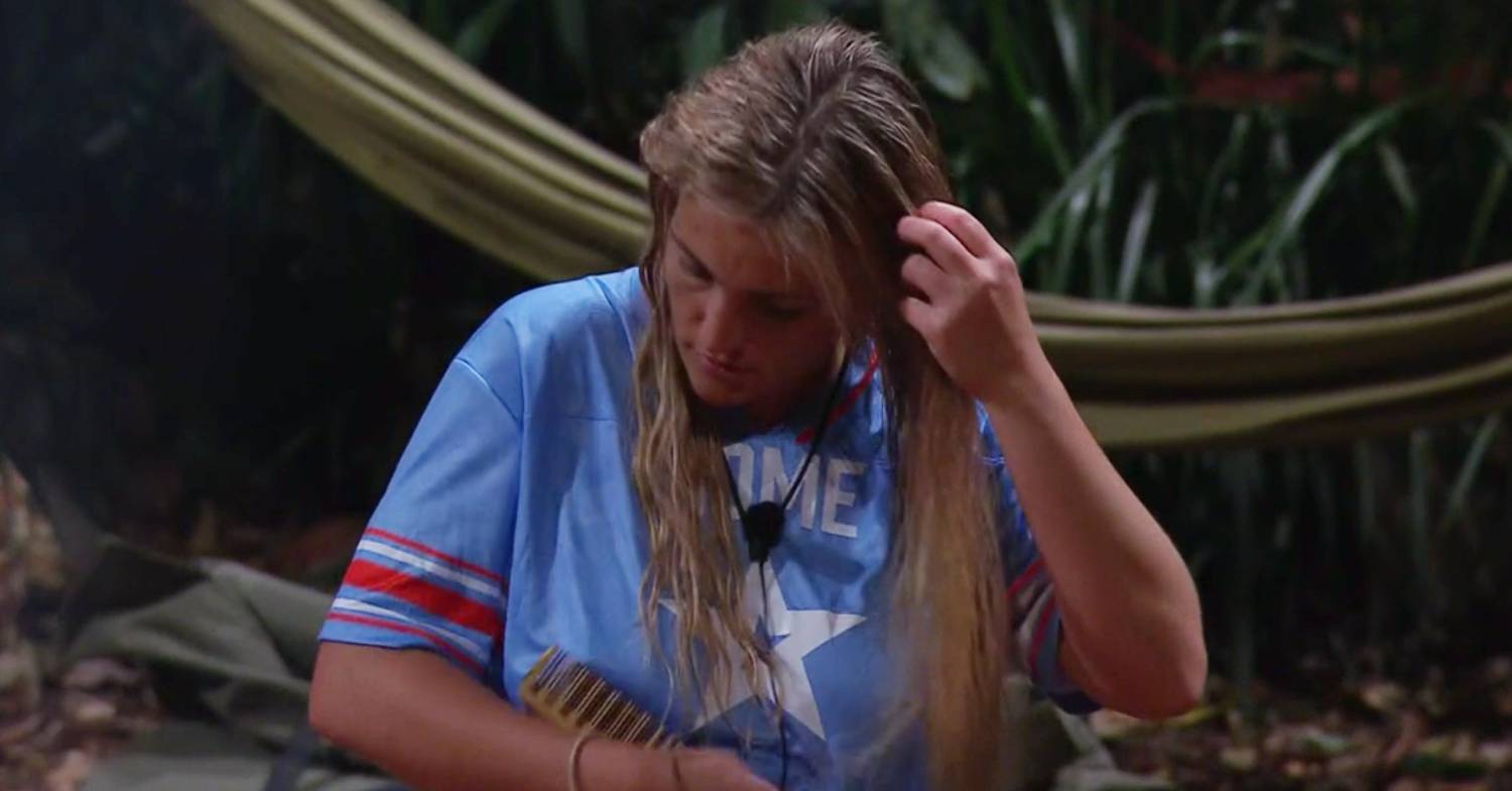 Jamie Lynn Spears combs her hair