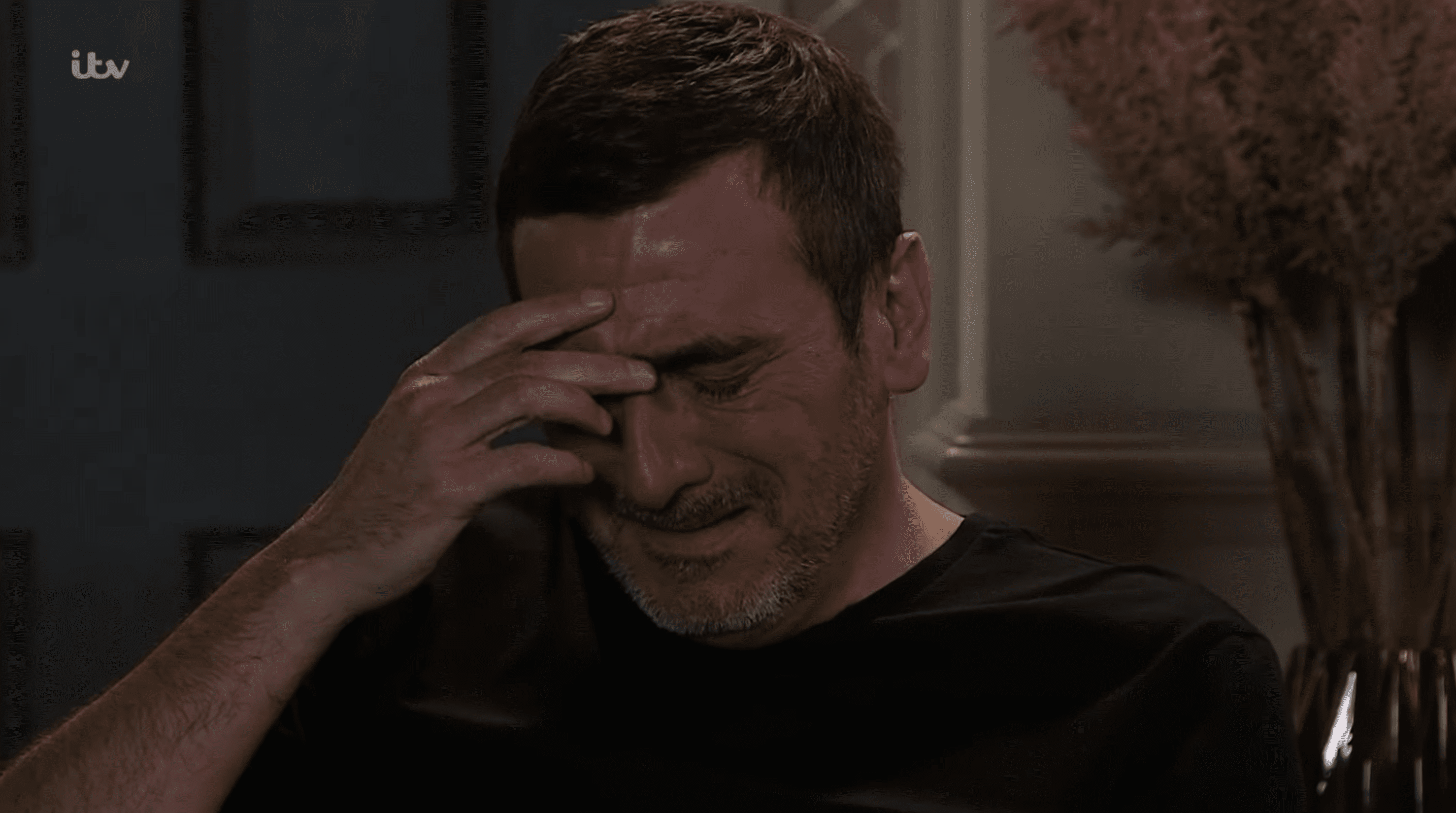 Peter Barlow broke down in tears in last night's Coronation Street (Credit: ITV)