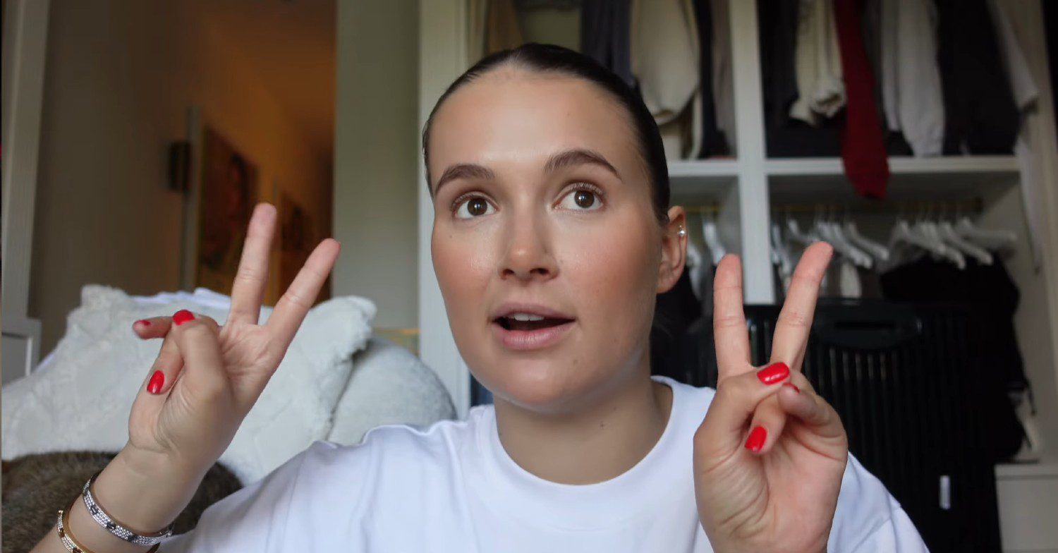 Molly-Mae doing peace signs