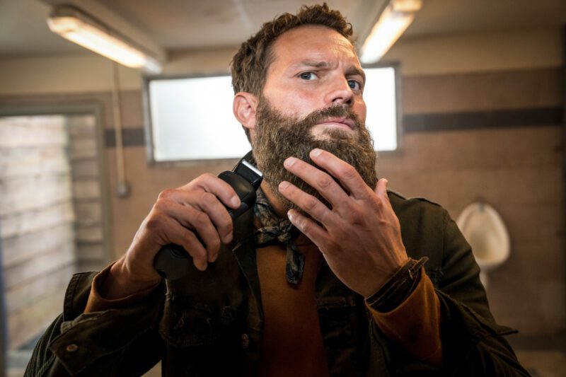 Jamie Dornan as Elliot in The Tourist series 2 shaving off beard