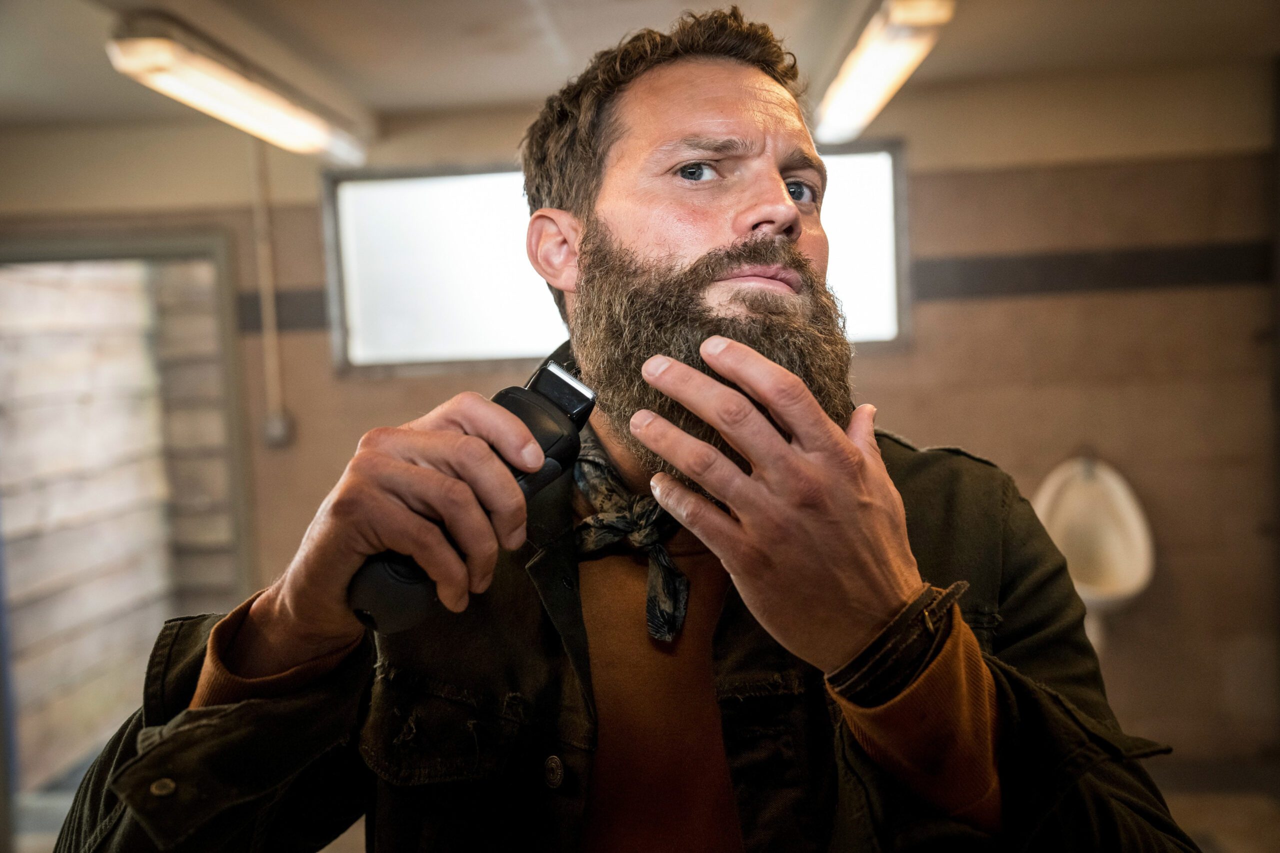 Jamie Dornan as Elliot in The Tourist series 2 shaving off beard 