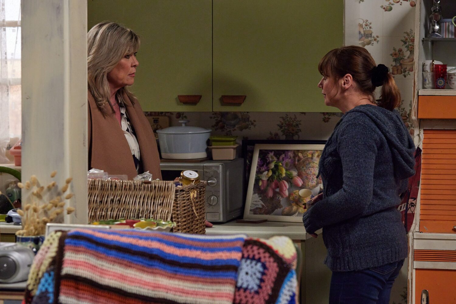 Lydia and Kim talk on Emmerdale