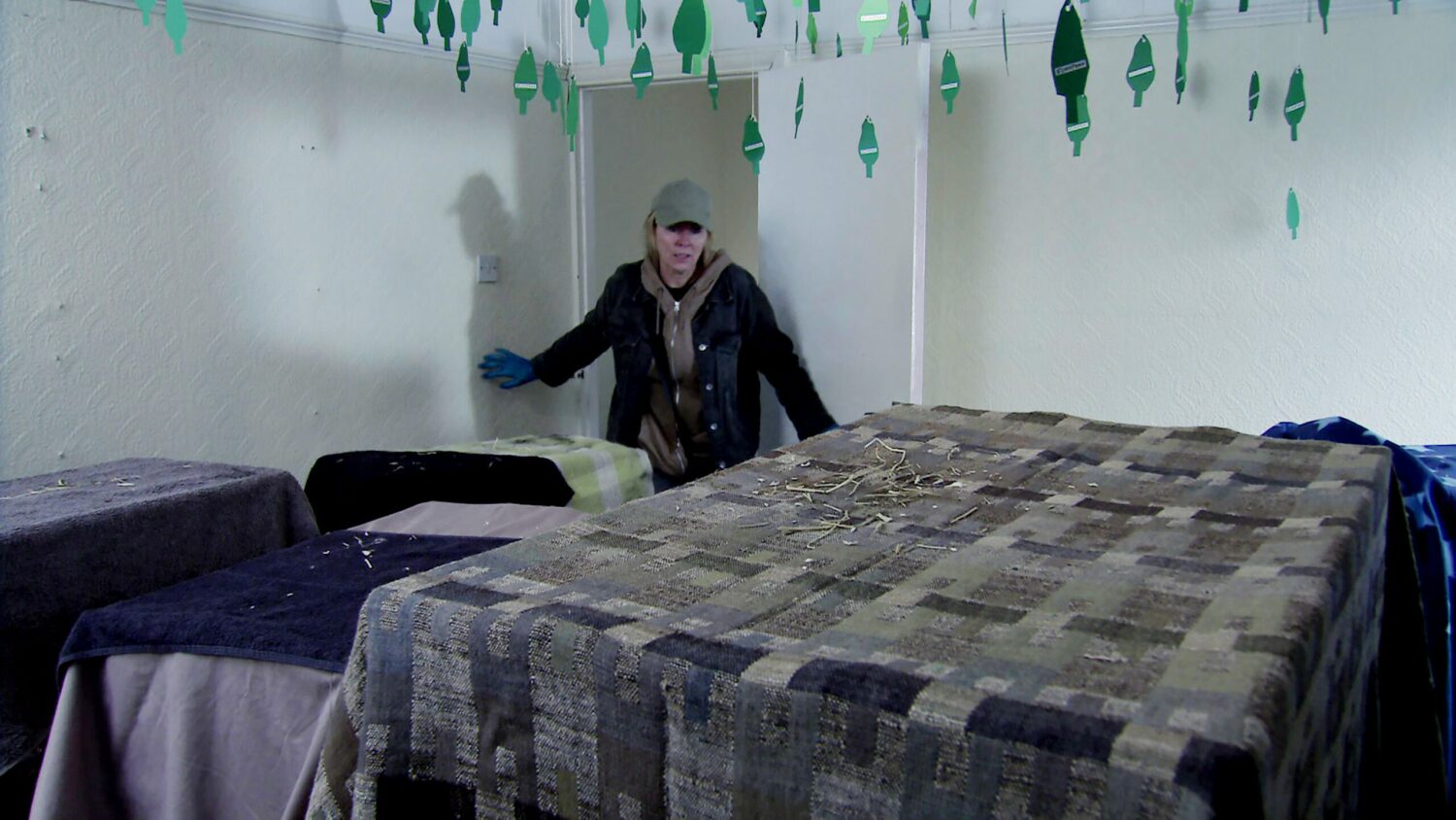 Cassie finds a crate full of puppies on Corrie