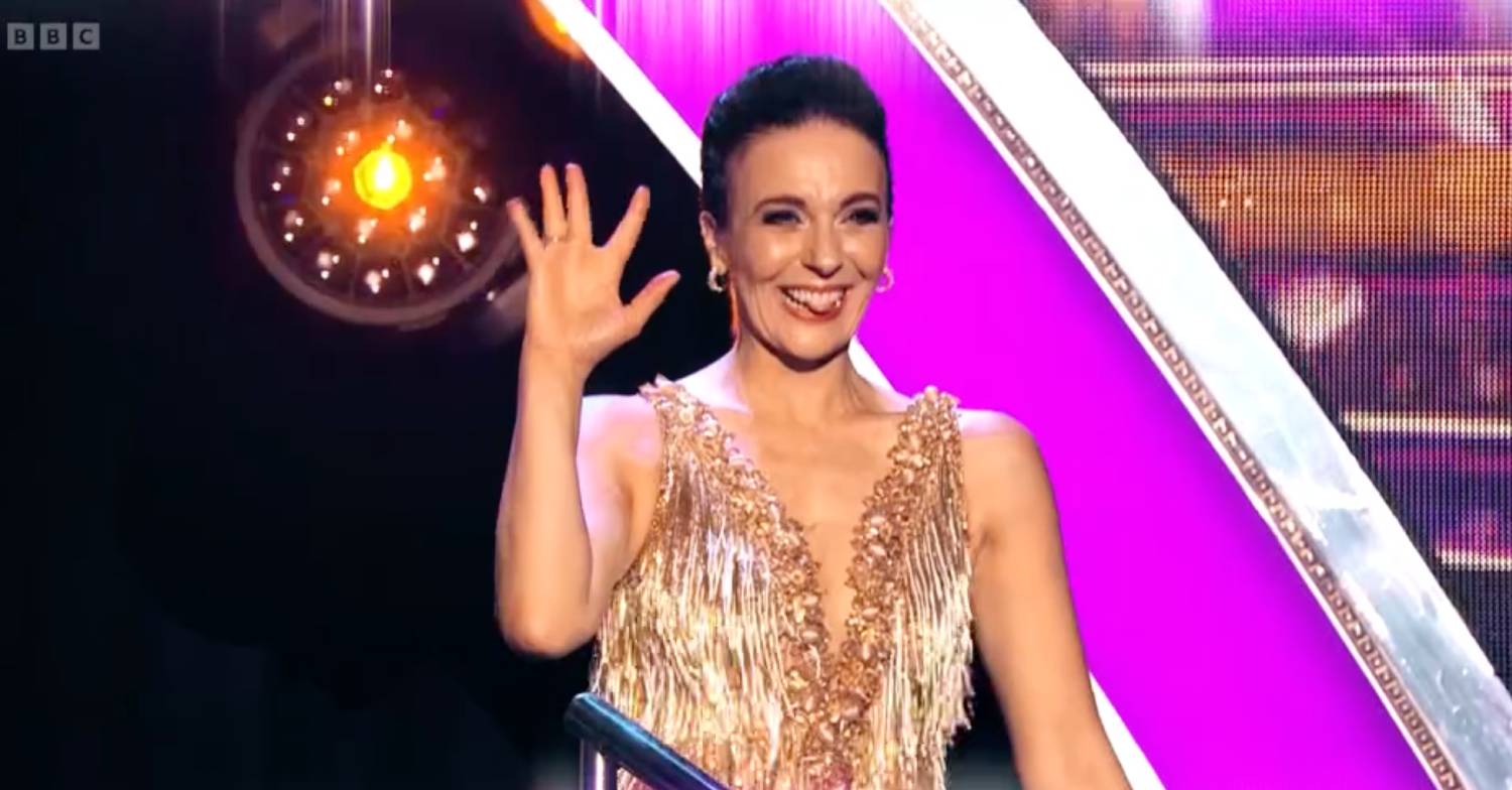 Amanda Abbington waves