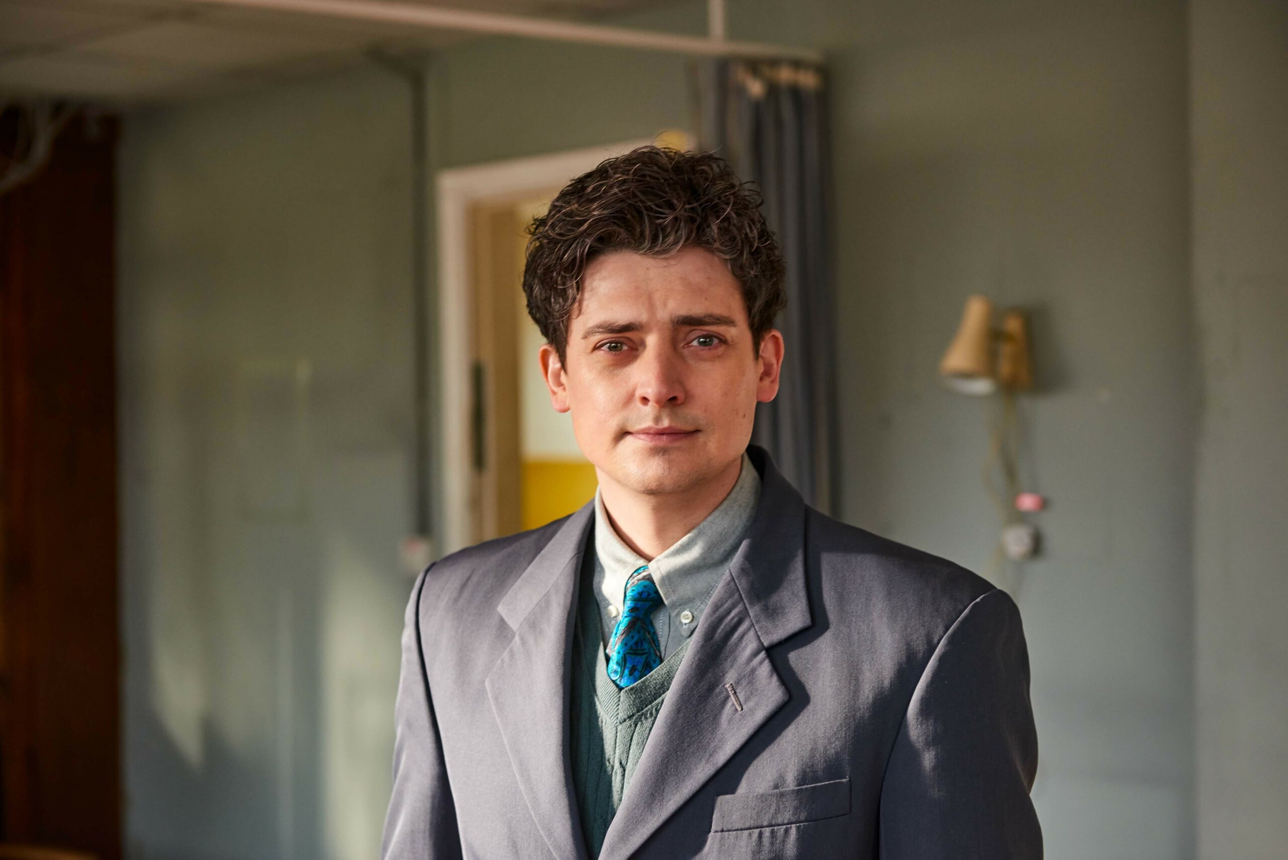 Aneurin Barnard plays Dr Dylan Pearce in Men Up