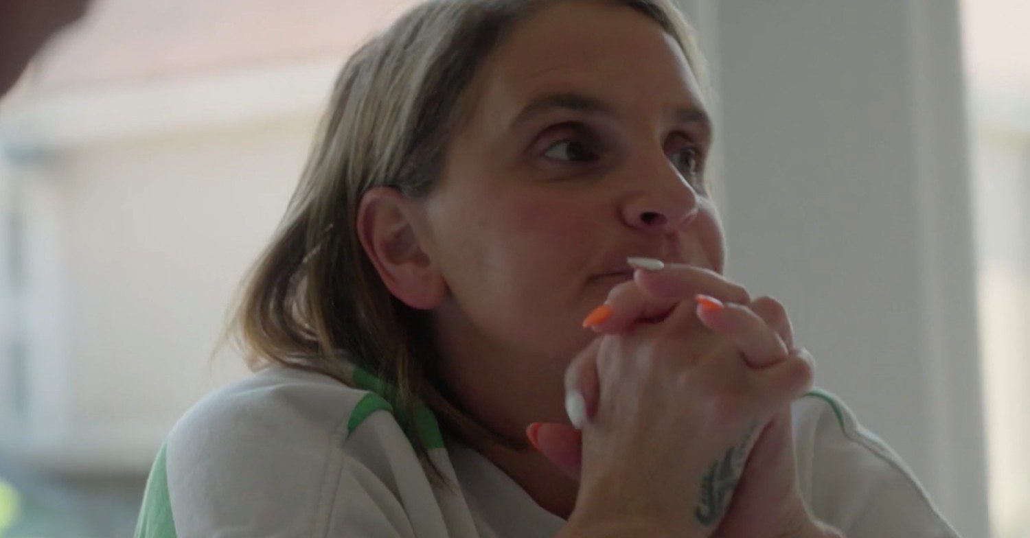 22 Kids And Counting star Sue crossing her hands