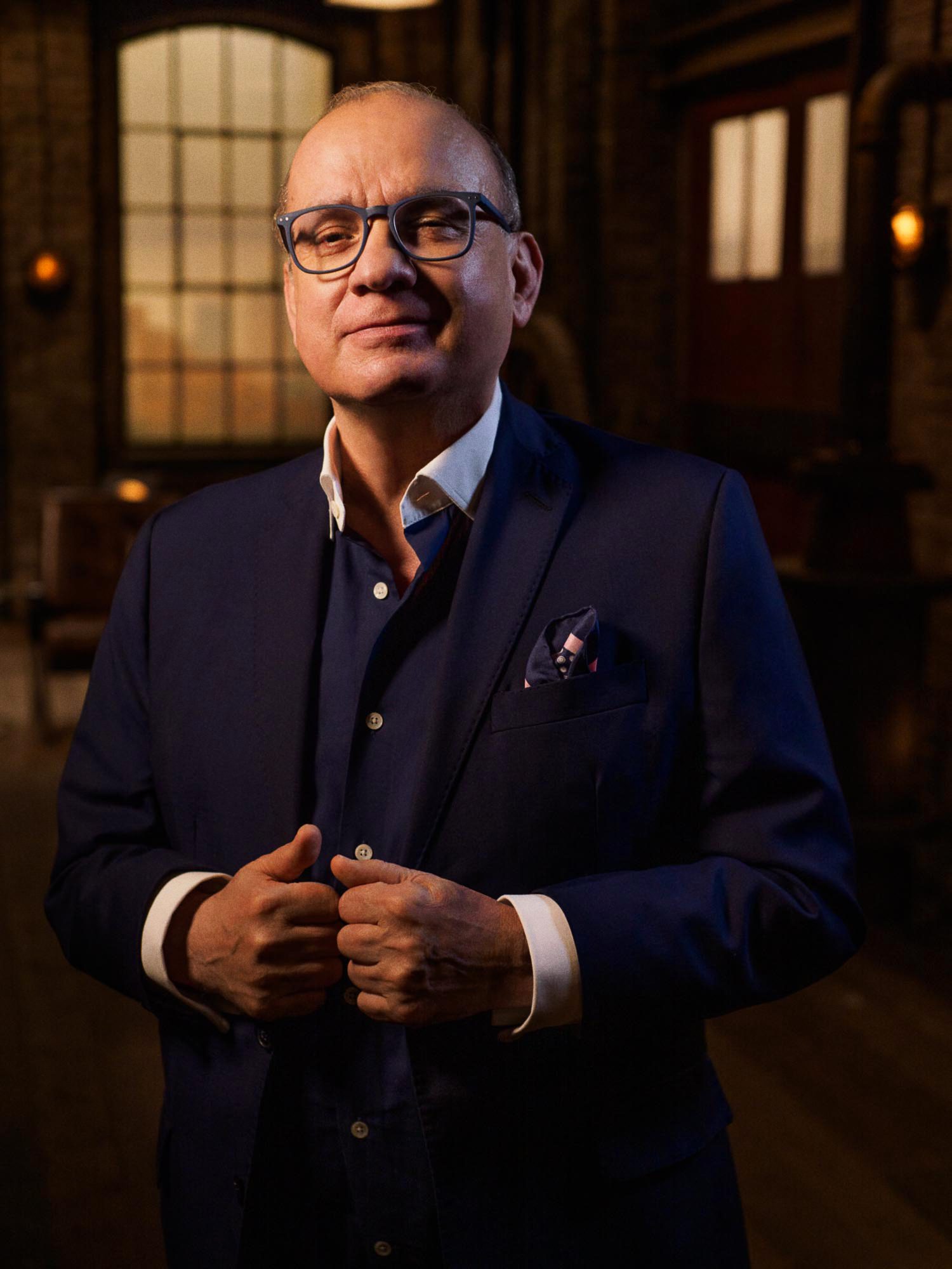 Touker Suleyman wearing a suit in his promotional picture for Dragons' Den