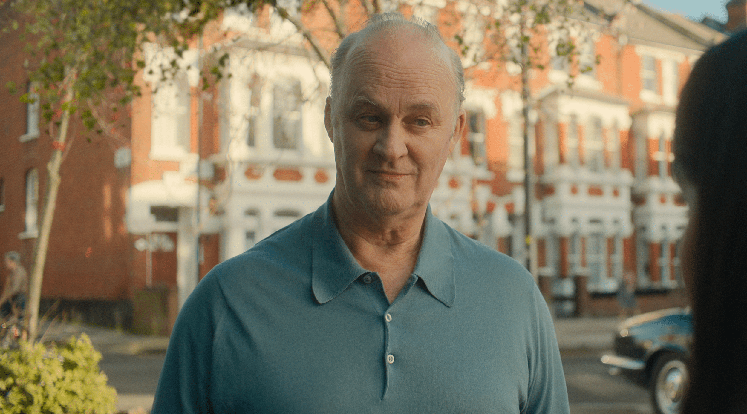 Dexter's dad Stephen (Tim McInnerny) smiles knowingly in One Day