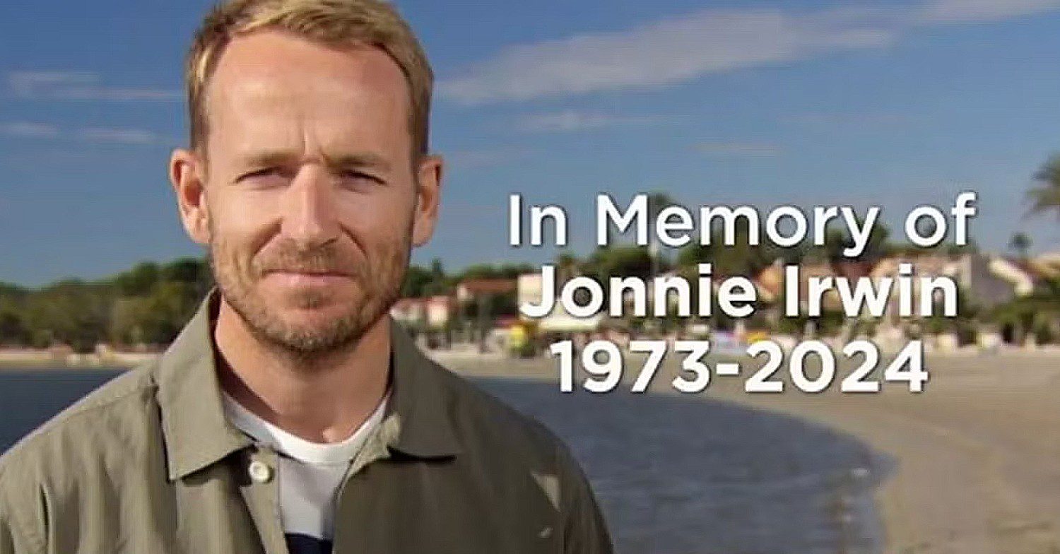 Jonnie Irwin standing against a beach on A Place in the Sun