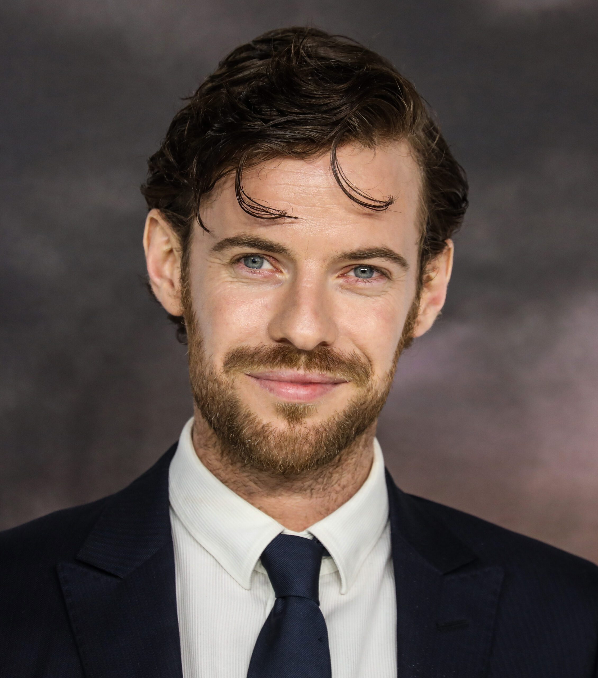 Luke Treadaway's twin brother, fellow actor, Harry Treadaway wearing a suit at the Star Trek: Picard premiere 
