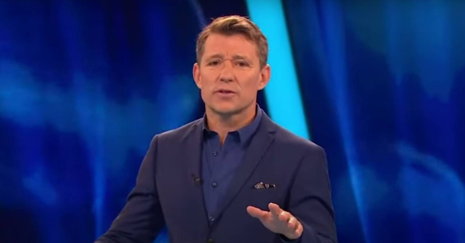 Ben Shephard raises his hand