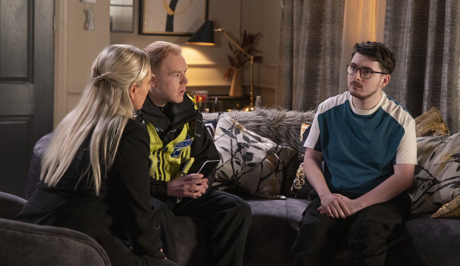 Coronation Street's DS Swain and Craig are talking to Bobby