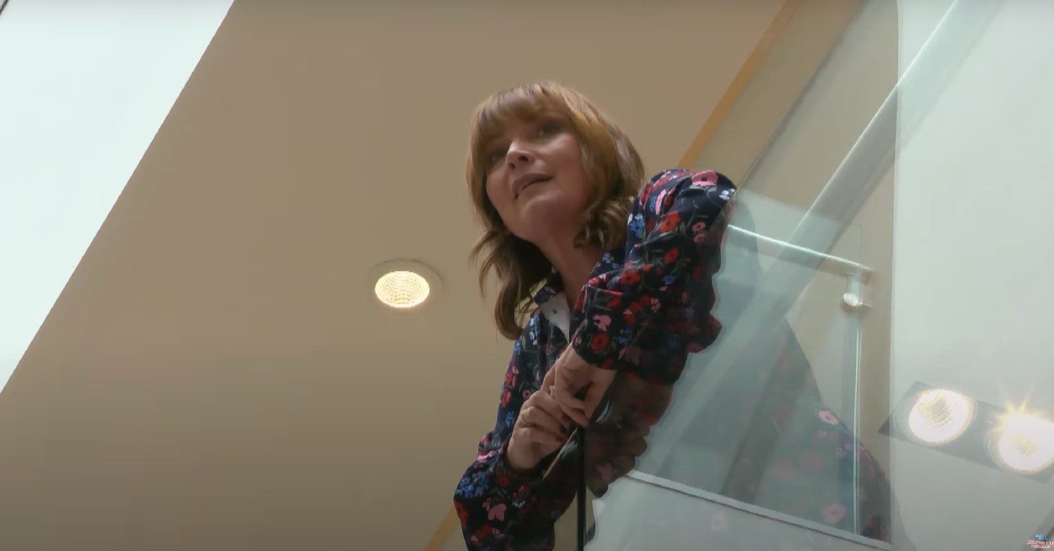 Lorraine leaning over a balcony on Saturday Night Takeaway