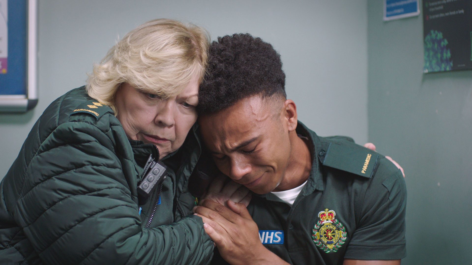 Jan comforts sobbing Teddy in Casualty