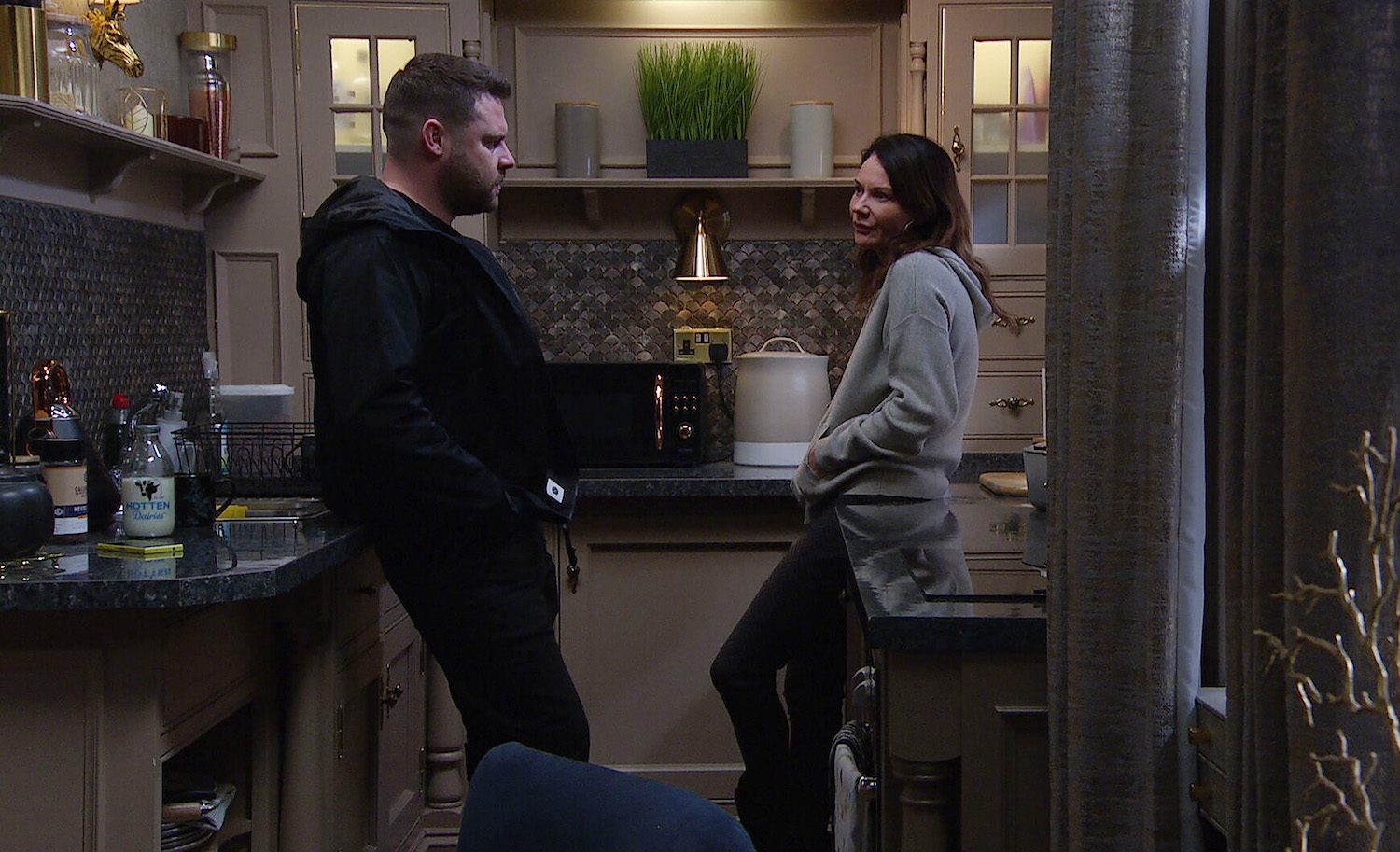 Aaron and Chas talk in the kitchen in Emmerdale spoilers