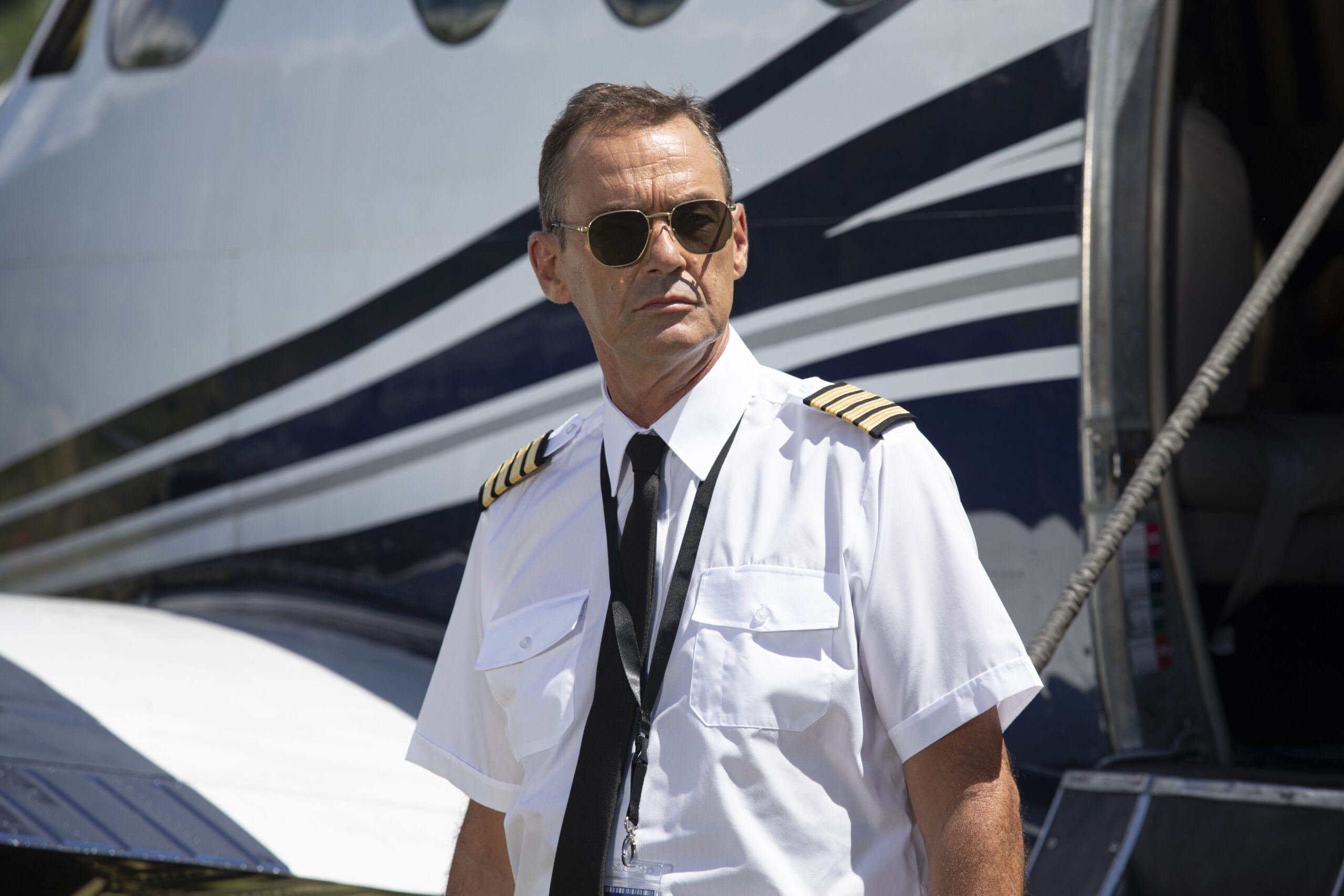 Richard Linten as pilot Peter in Death in Paradise