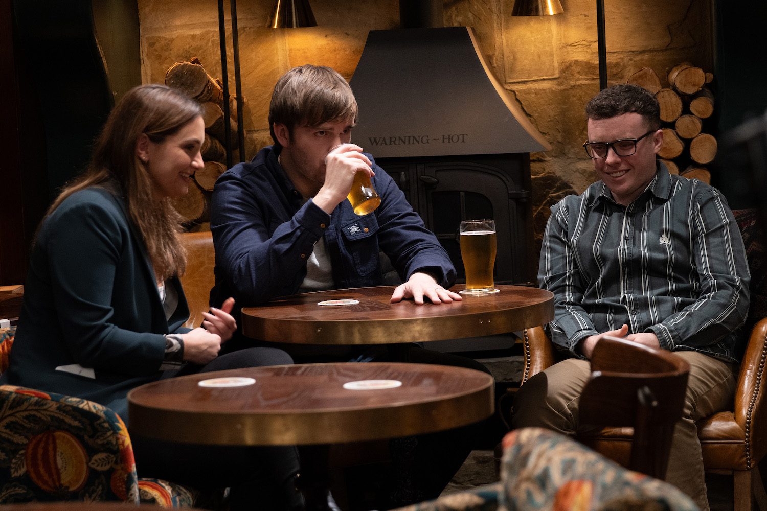 Emmerdale: Gabby and Vinny laugh as Tom drinks his pint in the Woolpack