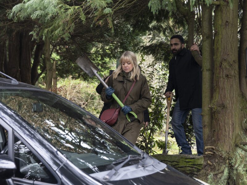 Toyah looks purposeful with a shovel in Corrie