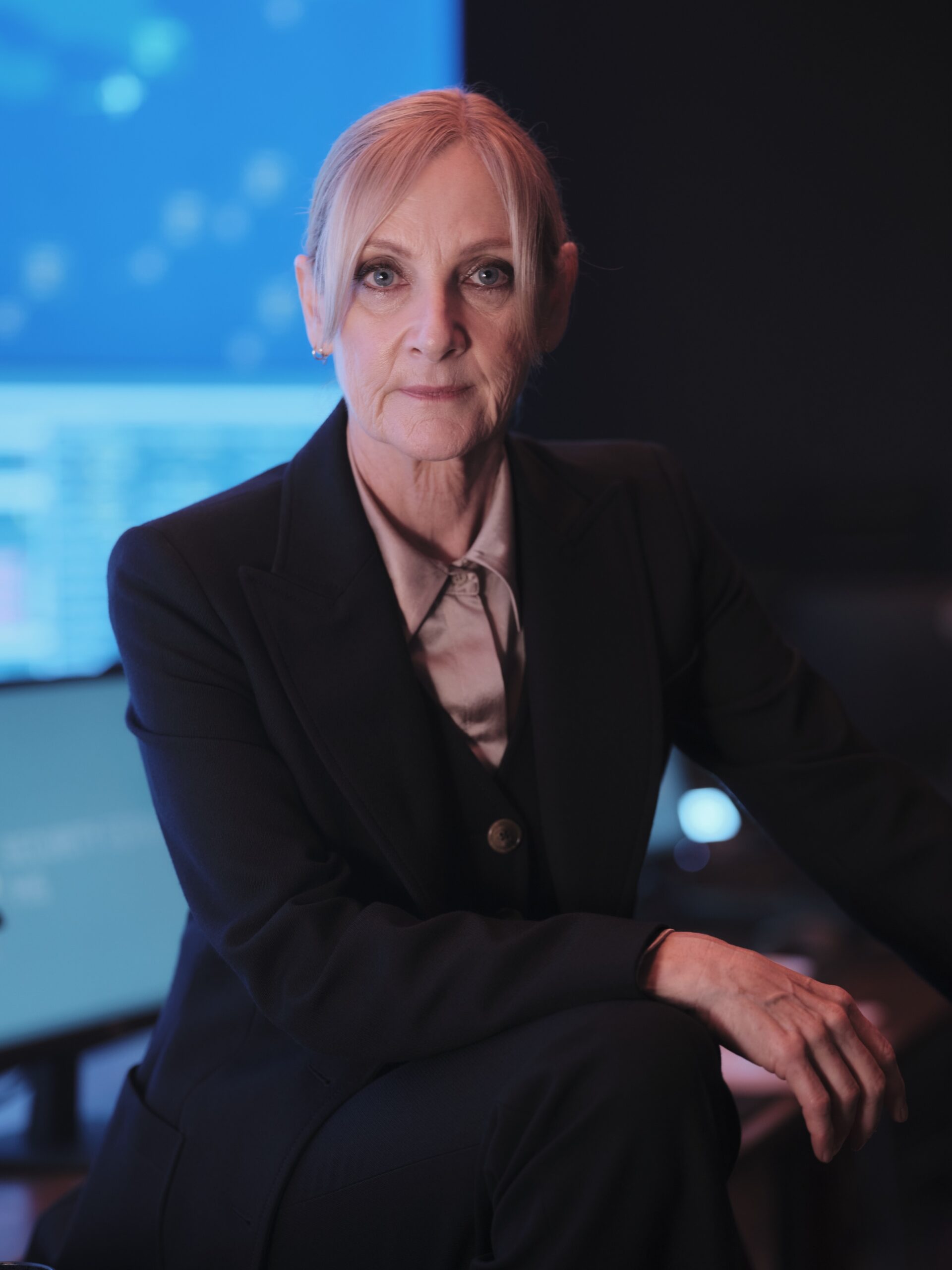 Lesley Sharp in dark suit as Madeline Delaney in Red Eye