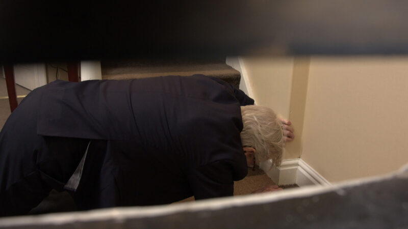 Coronation Street's Ken is at the bottom of the stairs unwell