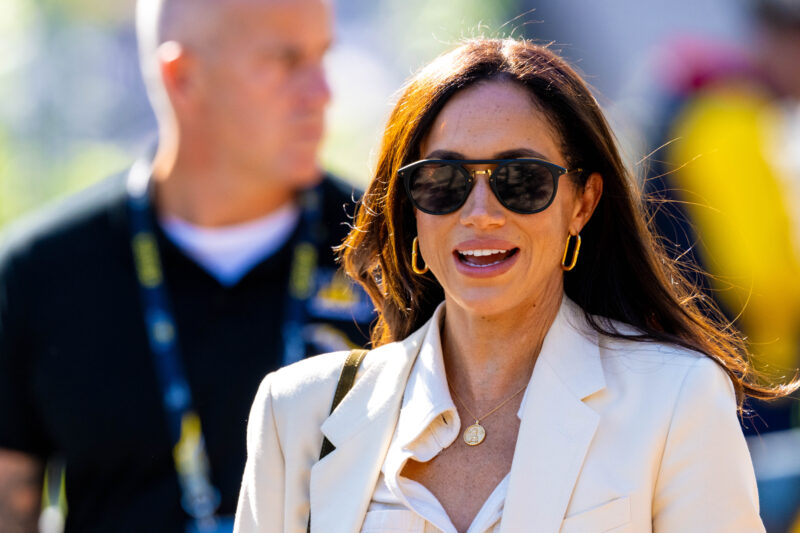 Meghan Markle wearing sunglasses