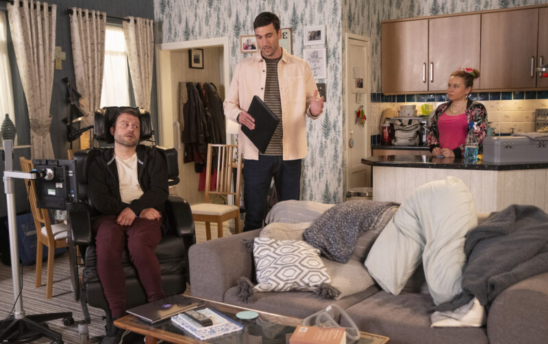 Kit talking to Gemma and Bernie on Corrie
