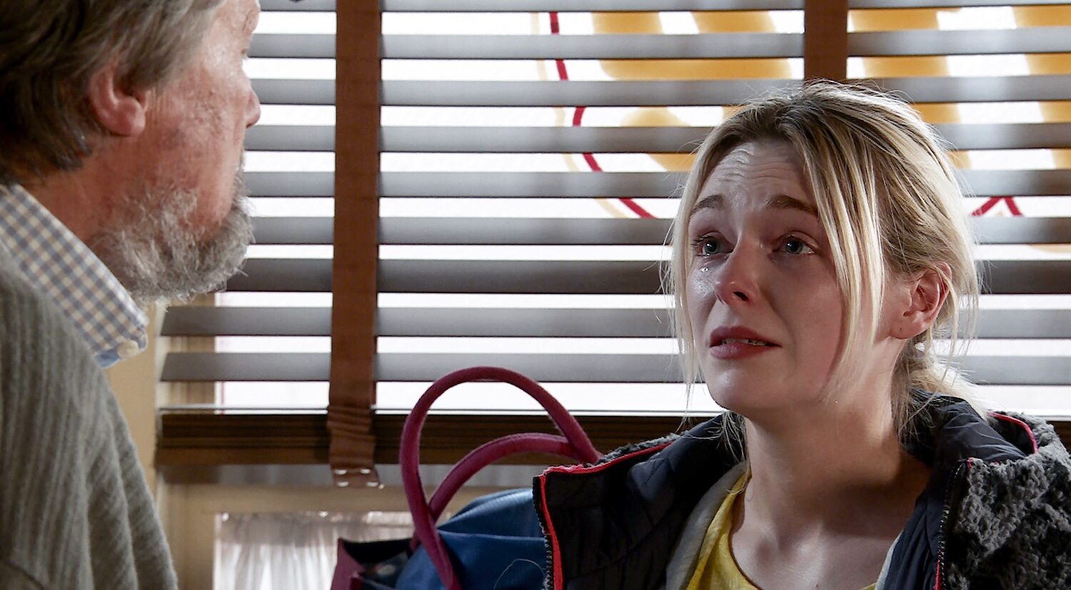Coronation Street's Lauren is crying to Roy at the café