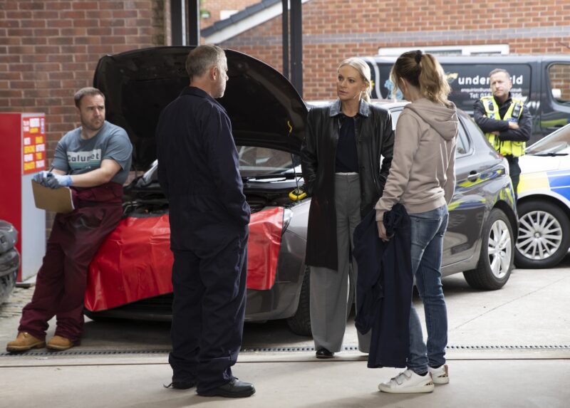 Kevin and Abi talk to DS Swain on Corrie